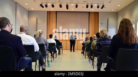 Dr Brian Lein, directeur adjoint de l'Agence de la santé de la Défense (DHP), Administration des soins de santé, hôtel de ville d'hostsa pour le personnel civil du Centre médical régional de Landstuhl (LRMC), au LRMC, 3 mars. Banque D'Images