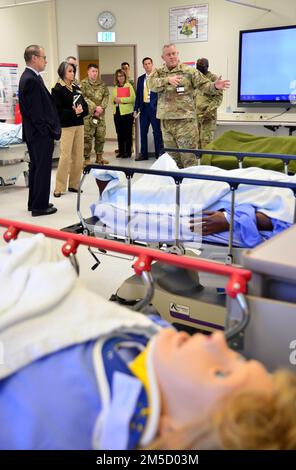 Le lieutenant-colonel Kirk Giles, chef du Centre médical régional de Landstuhl (LRMC) Centre européen de simulation médicale, présente le directeur adjoint de l'Agence de santé de la Défense (DHA), le Dr Brian Lein, équipement de simulation, lors d'une visite du LRMC. Lein était en visite au LRMC au 3 mars pour discuter des changements apportés en vertu de la transition du DHA autorisée par la Loi sur l'autorisation de défense nationale de 2017. Banque D'Images