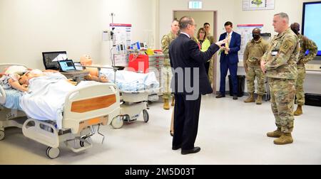 Le lieutenant-colonel Kirk Giles de l'armée, chef du Centre médical régional de Landstuhl (LRMC), Centre européen de simulation médicale, et le Dr Brian Lein, directeur adjoint de l'Agence de la santé de la Défense (DHA), discutent des avantages d'avoir de l'équipement de simulation au LRMC pour soutenir la préparation médicale. Lein était en visite au LRMC au 3 mars pour discuter des changements apportés en vertu de la transition du DHA autorisée par la Loi sur l'autorisation de défense nationale de 2017. Banque D'Images