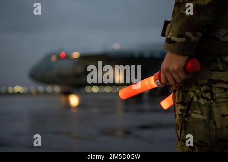 Le sergent d'état-major Justin Hart, un contrôleur d'information affecté à l'escadron de la mobilité aérienne 728th, se prépare à mettre en place un C-5M Super Galaxy à la base aérienne d'Incirlik, en Turquie, en 2 mars 2022. Affecté à l'escadre de transport aérien 436th, le C-5 s'est arrêté à travers le nœud de l'escadre des opérations de mobilité aérienne 521st pour l'entraînement. Au cours de cette formation, les aviateurs ont exercé des compétences multi-capacités et des concepts d'emploi agile au combat avec les plus gros avions de l'inventaire du ministère de la Défense. Banque D'Images