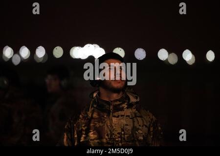 Le sergent d'état-major Christian Toledo, technicien en systèmes clients affecté à l'escadron de la mobilité aérienne 728th, observe que le fret est transféré à la base aérienne d'Incirlik, en Turquie, au cours d'un événement d'entraînement sur 2 mars 2022. Les aviateurs exerçaient des compétences d'aviateurs multi-capables et des concepts d'emploi de combat agile avec le C-5M Super Galaxy, le plus grand avion de l'inventaire du ministère de la Défense. La MGS 728th est un nœud d'opérations de mobilité aérienne de 521st qui fait progresser des opérations de mobilité mondiale efficaces et flexibles pour le Commandement de la mobilité aérienne avec des capacités de maintenance d'aéronefs et de port aérien. Banque D'Images