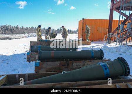 Des soldats de toutes les compagnies du 1st Bataillon, 87th Infantry Regiment, 1st Brigade combat Team, 10th Mountain Division, préparent des missiles guidés sans fil (TOW) à lancement par tube dans un exercice sur le terrain armant le système amélioré d'acquisition de cibles (ITAS) pour tirer sur la portée 48 à fort Drum, N.Y., 2 mars 2022. L'ITAS utilise le traitement électronique et la stabilisation d'image pour accroître la précision du missile DE REMORQUAGE et fournit une reconnaissance, une surveillance et une acquisition de cibles à longue portée et de haute qualité. Banque D'Images