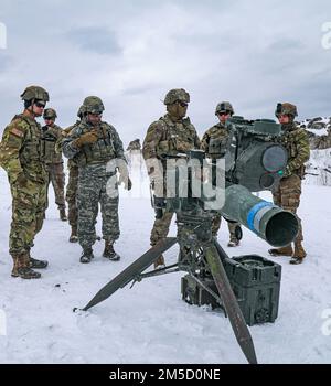 Des soldats de différentes compagnies du 1st Bataillon, 87th Infantry Regiment, 1st Brigade combat Team, 10th Mountain Division, attendent en attente après avoir assemblé le système amélioré d'acquisition de cibles (ITAS) pour tirer un missile sans fil à bord d'un tube, à suivi optique, sur la portée 48 à fort Drum, N.Y., 2 mars 2022. LES ITAS peuvent fonctionner à partir d'un véhicule à roues polyvalent haute mobilité (HMV), la plate-forme démontée sur la photo, et les véhicules de missiles anti-chars guidés Stryker. Banque D'Images