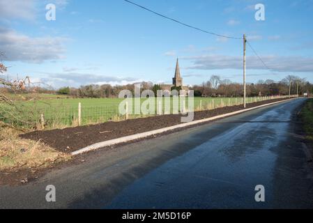 Le seuil controversé de Church Lane Sandbach où les autorités locales ont laité une zone de chaussée partiellement construite et non achevée (décembre 2022). Banque D'Images