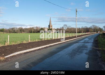 Le seuil controversé de Church Lane Sandbach où les autorités locales ont laité une zone de chaussée partiellement construite et non achevée (décembre 2022). Banque D'Images