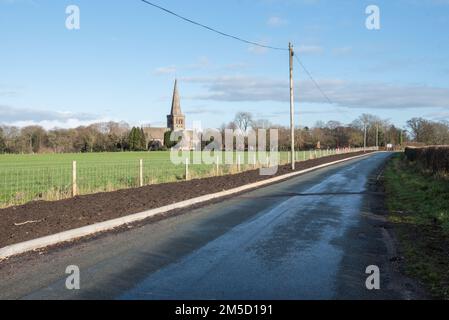 Le seuil controversé de Church Lane Sandbach où les autorités locales ont laité une zone de chaussée partiellement construite et non achevée (décembre 2022). Banque D'Images