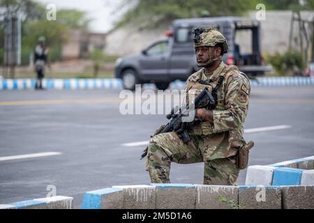 Tech. Le Sgt Devonta Lewis, membre de l'équipe d'intervention de sécurité de l'escadron 378th des forces de sécurité expéditionnaires, occupe son poste assigné lors d'un scénario d'entraînement à une base de la force aérienne opérationnelle du Pakistan, 2 mars 2022. Les aviateurs des forces de sécurité des États-Unis et du Pakistan ont mené une formation conjointe sur les incendies et les manœuvres dans le cadre de Falcon talon 2022, une opération Agile combat Employment qui a été le premier événement bilatéral de formation entre les deux pays depuis 2019. Banque D'Images