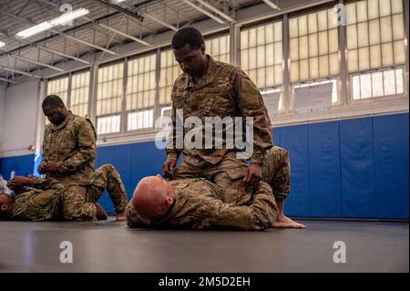 ÉTATS-UNIS Le Sgt Zach Parwall, Tech de la Force aérienne, et le Sgt Lawayettee Bruner, étudiants hostiles à l'artisanat de campagne, pratiquent les mouvements d'autodéfense lors de la formation de combat à l'artisanat de campagne hostile sur la base commune McGuire-dix-Lakehurst, New Jersey, 3 mars 2022. FCH est un cours de pré-déploiement dirigé par le 421st combat Training Squadron, qui enseigne les compétences de base au combat à plus de 5 000 États-Unis Personnel de la Force aérienne, des forces interarmées et de l'OTAN chaque année. Banque D'Images