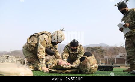 Des soldats de la Brigade d'artillerie de campagne 210th, 1-38th le Régiment d'artillerie de campagne mènent une formation de sauveteurs de combat au Camp Casey, Corée du Sud, 4 mars 2022. Les soldats apprennent beaucoup de compétences importantes pendant l'entraînement du CLS. Banque D'Images