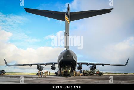 ÉTATS-UNIS Des aviateurs de la Force aérienne de la base conjointe Elmendorf-Richardson (Alaska) et de la base conjointe Pearl Harbour-Hickam (Hawaï) chargent le terminal de défense de la zone de haute altitude, affecté à la Force opérationnelle talon, de l'équipement sur un C-17 Globemaster III lors de l'opération talon Lightning sur la base aérienne d'Andersen, Guam (4 mars 2022). L'opération talon Lightning est la partie de l'exercice propre à l'Armée de terre. La Force opérationnelle talon a déployé un lanceur THAAD et de l'équipement de soutien et du personnel comme un paquet de lancement à distance THAAD à l'aéroport international de Rota. Ils établiront une position de tir, une communication tactique, réaliseront une Banque D'Images
