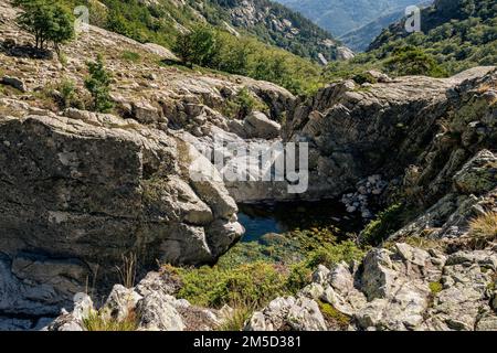 Rochers et cours d'eau Agnone pendant la descente vers Vizzavona, GR20, Corse, France Banque D'Images