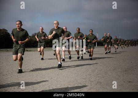 ÉTATS-UNIS Marine corps recrute avec Kilo Company, 3rd Recruit Training Battalion, effectue une course lors d'un cours de circuit au Marine corps Recruit Depot San Diego, le 3 mars 2022. Les recrues devaient courir un mile sur une piste de terre avant de suivre le cours. Banque D'Images