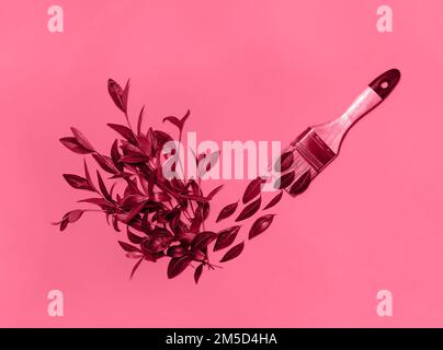 Arrière-plan artistique conceptuel des feuilles de peinture de pinceau en style de pose plate. Image colorée en magenta tendance de l'année 2023. Concept printemps et été. Copier l'espace. Banque D'Images