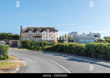 Arniston, Afrique du Sud - 22 septembre 2022 : une scène de rue, avec des maisons de luxe, à Arniston, dans la province du Cap occidental Banque D'Images