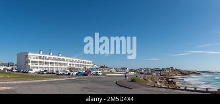 Arniston, Afrique du Sud - 22 septembre 2022 : une scène de rue, avec l'hôtel Arniston, à Arniston, dans la province du Cap occidental. Port de Kassiesbaai, véhicules Banque D'Images