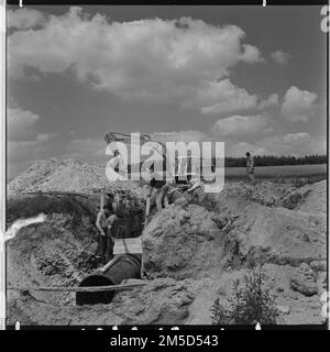 ***14 JUILLET 1971, PHOTO DE FICHIER*** N.P. Plynostav - l'usine de Rorice u Brna a été commandée il y a cinq mois pour construire une partie du pipeline de transit à partir de Banque D'Images