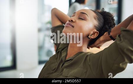 Prendre une pause bien méritée. une jeune femme d'affaires prend une pause à son bureau. Banque D'Images