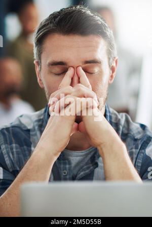 Il n'y a aucun moyen que cela se produise en ce moment... un homme d'affaires mature qui regarde stressé à son bureau. Banque D'Images