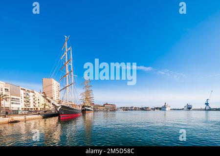 Vieux voilier amarré au quai d'Alger, dans le port de Sète en Occitanie, France Banque D'Images