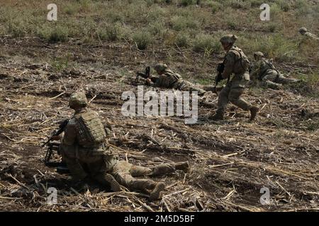 ÉTATS-UNIS Des soldats de l'armée avec B Co, 4th Bataillon, 23rd infanterie, 2nd équipe de combat de la Brigade Stryker, 2nd Division d'infanterie, ont fait descendre leur véhicule pendant leur tir en direct dans le cadre de Cobra Gold 2022 dans la province de Lophuri du Royaume de Thaïlande, au 4 mars 2022. Le CG 22 est la version 41st de l'exercice international de formation qui soutient l'état de préparation et met l'accent sur la coordination de l'action civique, de l'aide humanitaire et des secours en cas de catastrophe. Du 22 février à 4 mars 2022, cet événement annuel qui se déroule dans différents endroits du Royaume de Thaïlande augmente les capacités, la capacité, Banque D'Images