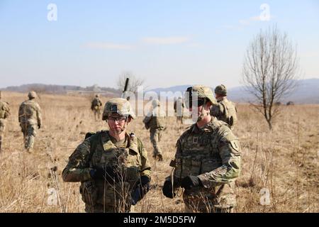 De gauche à droite, le 1st Lt Trey Hess et le capitaine Patrick Taylor, tous deux affectés à la Compagnie Charlie, 2nd Bataillon, 34th Régiment blindé, 1st Brigade blindée équipe de combat, 1st Division d'infanterie, se pentent sur les exercices d'entraînement situationnel de leurs soldats lors de la grève des sabre 22 dans la zone militaire de Hradiště, République tchèque du Nord-Ouest, 03 mars, 2022. Banque D'Images