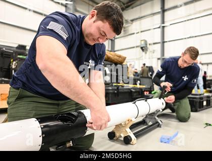 PRUDHOE BAY, Alaska (3 mars 2022) – technicien Sonar (sous-marin) 2nd classe Robert Jordan, à droite, et technicien en électronique (navigation) 1st classe Douglas Coffel, de l'escadron de véhicules sous-marins sans pilote (UUVRON) 1-Keyport, Washington, assemble un VÉHICULE autonome sous-marin IVER-3 à Prudhoe Bay, en Alaska. Sur la durée des États-Unis Navy’s Ice Exercise (ICEX) 2022, UUVRON 1 vise à améliorer la capacité de navigation sous-marine dans l’Arctique. Le poisson-reines du camp de glace est un campement construit sur une banquise à 160 milles marins au large de la côte de l'Alaska, dans l'océan Arctique. ICEX 2022 est un ex de trois semaines Banque D'Images