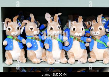 QINGDAO, CHINE - le 26 DÉCEMBRE 2022 - les marionnettes chinoises de lapin zodiaque sont en vente dans un supermarché à Qingdao, province de Shandong, Chine, le 26 décembre 2022. Banque D'Images