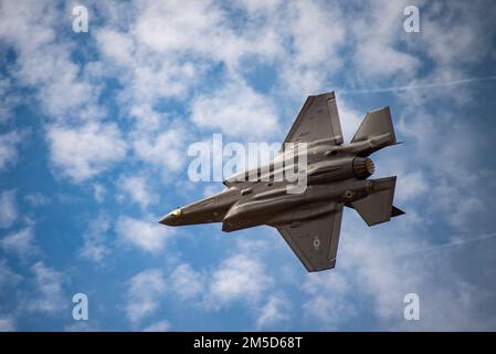 Un F-35 Lightning II vole autour de l'espace aérien de la base aérienne Davis-Monthan sur 3 mars 2022. Le F-35 participait au cours de formation en vol Heritage du Commandement de combat aérien, un programme qui comprend des avions de chasse/attaque modernes volant à côté de la Seconde Guerre mondiale, de la guerre de Corée et de l’époque de la guerre du Vietnam. Banque D'Images