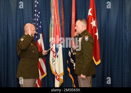 Le commandant du Commandement du matériel de l'Armée de terre GEN Ed Daly administre le serment d'office du général Walt Duzzny, chef d'état-major de l'AMC, lors d'une cérémonie de promotion 3 mars. Duzzny a épinglé sa deuxième étoile pendant la cérémonie. Banque D'Images