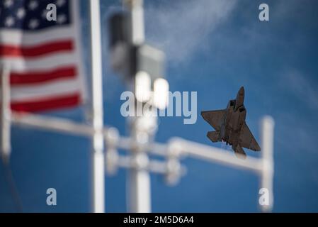 A ÉTATS-UNIS Le F-22 Raptor de la Force aérienne effectue des manœuvres aériennes lors du cours annuel d'instruction et de certification de vol Heritage à la base aérienne Davis-Monthan, en Arizona, au 3 mars 2022. Le Raptor effectue des missions air-air et air-sol permettant la réalisation complète des concepts opérationnels essentiels à la Force aérienne du 21st siècle. Banque D'Images