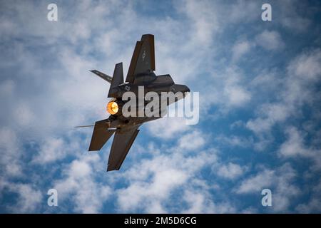 Un F-35 Lightning II vole autour de l'espace aérien de la base aérienne Davis-Monthan sur 3 mars 2022. Le F-35 participait au cours de formation en vol Heritage du Commandement de combat aérien, un programme qui comprend des avions de chasse/attaque modernes volant à côté de la Seconde Guerre mondiale, de la guerre de Corée et de l’époque de la guerre du Vietnam. Banque D'Images