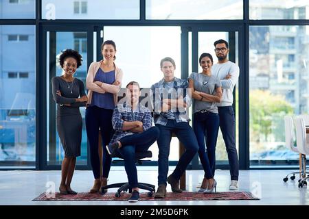 S'engage à faire de notre nouvelle entreprise un succès. Portrait d'un groupe de jeunes collègues travaillant ensemble dans un bureau moderne. Banque D'Images