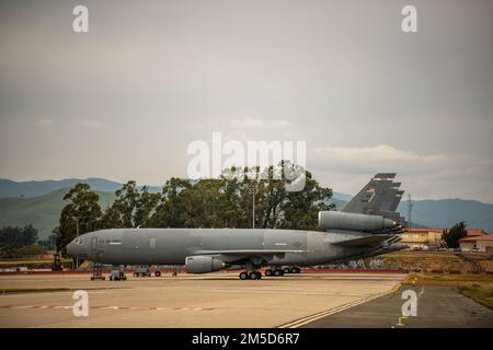 ÉTATS-UNIS Les relais de la Force aérienne KC-10 sont installés sur la ligne de vol de la base aérienne de Travis, en Californie, au 3 mars 2022. Bien que la mission principale du KC-l0 soit le ravitaillement en vol, il peut combiner les tâches d'un camion-citerne et d'un avion cargo en ravitaillant simultanément l'avion et en transportant du personnel et de l'équipement de soutien. Banque D'Images