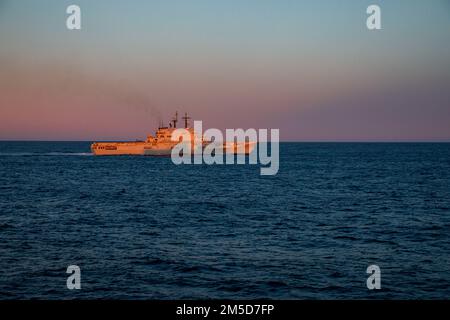 220303-N-HK187-0531 MER DU NORD (3 mars 2022) le porte-avions italien Giuseppe Garibaldi (C-551) transite par la Mer du Nord, 3 mars. L'USS Forrest Sherman (DDG 98) est déployé sur le théâtre d'opérations européen et participe à une série d'activités maritimes à l'appui des États-Unis Sixième flotte et alliés de l'OTAN. Banque D'Images