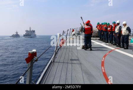 OCÉAN INDIEN (3 mars 2022) le compagnon de Gunner 3rd classe Ethan Larsen, de Riverside, en Californie, se prépare à tirer la ligne de tir sur la balle du destroyer guidé de la classe Arleigh Burke Fitzgerald USS (DDG 62) Comme la frégate de la classe Incheon ROKS Gwangju (FFG-817) effectue un réapprovisionnement en mer avec la flotte de classe Deepak DANS Shakti (A57) pendant l'exercice Milan 2022. L'exercice Milan 2022 est un exercice multilatéral biennal organisé par la Marine indienne auquel les États-Unis participent pour la première fois. L’exercice de cette année est axé sur l’amélioration de l’interaction professionnelle entre les professionnels de la na Banque D'Images