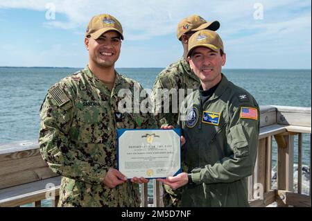 Le capitaine Todd Marzano, commandant du porte-avions de l'unité de prémise en service John F. Kennedy (CVN 79) (à droite), présente le technicien des systèmes d'information 3rd classe Eric Santana (à gauche) également affecté à John F. Kennedy, Une médaille d'accomplissement de la Marine et du corps des Marines pour sa sélection comme Jeune marin du quartier (SOQ) lors d'un déjeuner. Le programme de QSO reconnaît les marins de l’ensemble du commandement qui illustrent le leadership, le professionnalisme et le rendement à l’appui de la mission du commandement. John F. Kennedy, deuxième porte-avions de la classe Ford, est en construction au Huntington ING Banque D'Images