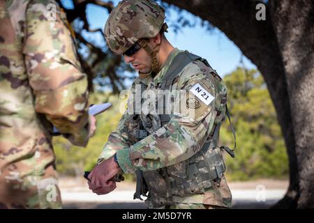 ÉTATS-UNIS Le sergent d'état-major de la Réserve de l'Armée de terre Juan Tapia, 2nd Brigade médicale, participe à la familiaristion avec les armes à la compétition du meilleur guerrier du Consortium au Camp Bullis, Texas, sur 3 mars 2022. Banque D'Images