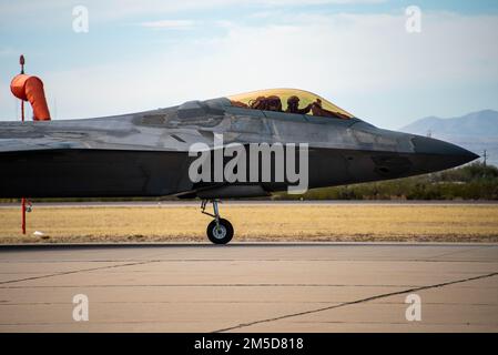 ÉTATS-UNIS Le major de la Force aérienne Joshua “Cabo” Gunderson, pilote et commandant de l'équipe de démonstration F-22 Raptor, taxis sur la ligne de vol pendant le cours d'entraînement de vol Heritage 2022 à la base aérienne Davis-Monthan, Arizona, 3 mars 2022. Le HFTC prépare les membres des quatre équipes de démonstration à un seul navire de l'ACC pour leur prochaine saison d'exposition aérienne. Banque D'Images