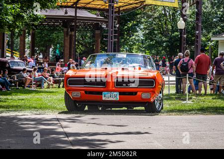 Des Moines, IA - 03 juillet 2022 : vue avant grand angle d'un cabriolet GTO 1969 de Pontiac lors d'un salon automobile local. Banque D'Images