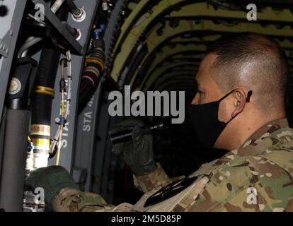 Le sergent d'état-major Jose A. Garcia, membre de l'équipe de contrôle de la qualité affectée à la compagnie Bravo, 602nd Bataillon de soutien de l'aviation, 2nd Brigade de l'aviation de combat, 2nd Division d'infanterie-ROK/US Combined Division inspecte les composantes internes du CH-47F Chinook, 3 mars 2022 sur le camp Humphreys. Garcia vérifie tous les travaux effectués par son équipe pour s'assurer que les contrôles et procédures d'entretien appropriés ont été effectués. Banque D'Images