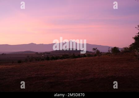 Ciel rose d'avant le lever du soleil au-dessus du Mont Kenya, vu de Laikipia Banque D'Images