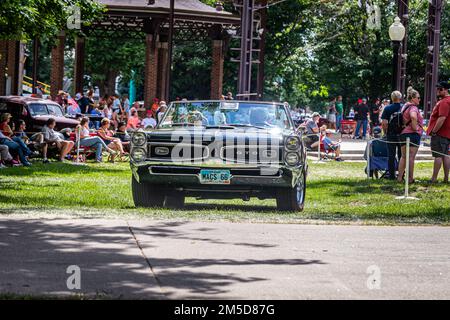 Des Moines, IA - 03 juillet 2022 : vue avant grand angle d'un cabriolet GTO 1967 de Pontiac lors d'un salon automobile local. Banque D'Images