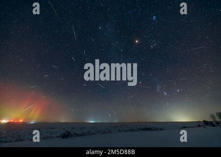 La douche du météore Geminide de 2022, montrant le point radiant dans les Gémeaux à gauche, au-dessus des étoiles Castor et Pollux. Orion est en bas à droite. Mars à Ta Banque D'Images