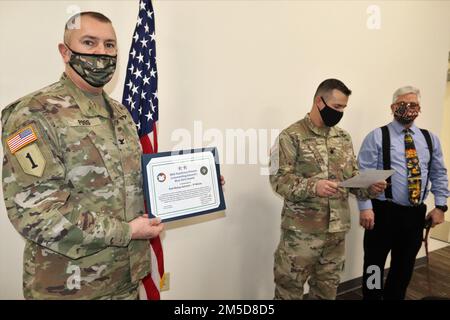 Le commandant de la garnison de fort McCoy, le colonel Michael Poss, détient un certificat spécial 3 mars 2022, qui a été présenté par le commandant général de la Division de préparation 88th et le commandant principal de fort McCoy, le général Darrell J. Guthrie, pour le soutien de la garnison à l’opération alliés Bienvenue du 15 août 2021 au 15 février 2022. Le certificat est un Prix du diable bleu décerné en 88th par la Division de l’état de préparation du général, « en reconnaissance du soutien remarquable apporté à la Force opérationnelle McCoy pendant la mission d’accueil de l’opération alliés ». Le prix ajoute : « votre équipe a aidé des milliers de personnes afghanes Banque D'Images