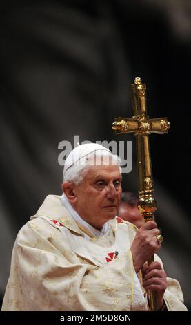 Photo du dossier - le Pape Benoît XVI célèbre la messe sainte de la nuit de Noël à Saint-Jean Basilique Pierre au Vatican, Rome, Italie, le 24 décembre 2009. Le pape François a appelé à des prières pour l'ancien pape Benoît XVI, disant qu'il est « très malade ». François a fait l'appel surprise à la fin de son audience générale mercredi 28 décembre 2022. Le Vatican a plus tard déclaré que la santé du pape émérite avait « empiré » ces dernières heures et que François était allé le voir après le public. Photo par Eric Vandeville/ABACAPRESS.COM Banque D'Images