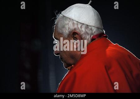 Photo du dossier - le Pape Benoît XVI mène la via Crucis (voie de la Croix) au Colisée à Rome, en Italie, 2 avril 2010.le Pape François a appelé à des prières pour l'ancien Pape Benoît XVI, disant qu'il est « très malade ». François a fait l'appel surprise à la fin de son audience générale mercredi 28 décembre 2022. Le Vatican a plus tard déclaré que la santé du pape émérite avait « empiré » ces dernières heures et que François était allé le voir après le public. Photo par Eric Vandeville/ABACAPRESS.COM Banque D'Images