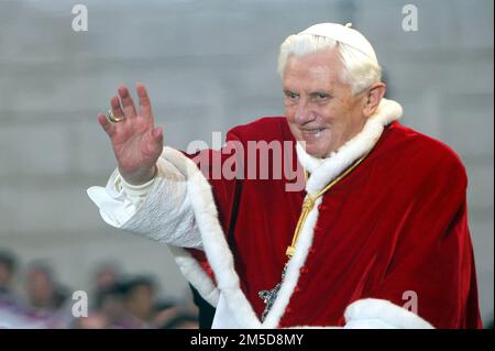 Photo du fichier - le Pape Benoît XVI vagues de son popemobile alors qu'il arrive pour la prière traditionnelle de célébrer l'Immaculée conception, à Rome, Italie sur 8 décembre, 2010.le Pape Benoît XVI a inauguré la saison de Noël à Rome avec sa visite traditionnelle au quartier des marches espagnoles posthues pour prier devant une statue de Marie. Le pape François a appelé à des prières pour l'ancien pape Benoît XVI, disant qu'il est « très malade ». François a fait l'appel surprise à la fin de son audience générale mercredi 28 décembre 2022. Plus tard, le Vatican a déclaré que la santé de l'émérite du pape s'était « détériorée » Banque D'Images