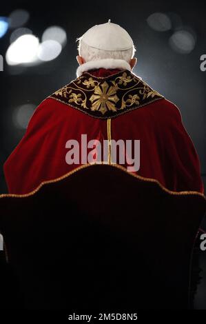 Photo du dossier - le Pape Benoît XVI mène le chemin de la Croix (via Crucis) le Vendredi Saint devant le Colisée à Rome, en Italie, sur 22 avril 2011. Le pape François a appelé à des prières pour l'ancien pape Benoît XVI, disant qu'il est « très malade ». François a fait l'appel surprise à la fin de son audience générale mercredi 28 décembre 2022. Le Vatican a plus tard déclaré que la santé du pape émérite avait « empiré » ces dernières heures et que François était allé le voir après le public. Photo par Eric Vandeville/ABACAPRESS.COM Banque D'Images