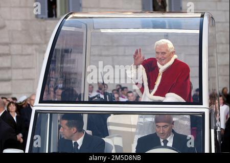 Photo du fichier - le Pape Benoît XVI vagues de son popemobile alors qu'il arrive pour la prière traditionnelle de célébrer l'Immaculée conception, à Rome, Italie sur 8 décembre, 2010.le Pape Benoît XVI a inauguré la saison de Noël à Rome avec sa visite traditionnelle au quartier des marches espagnoles posthues pour prier devant une statue de Marie. Le pape François a appelé à des prières pour l'ancien pape Benoît XVI, disant qu'il est « très malade ». François a fait l'appel surprise à la fin de son audience générale mercredi 28 décembre 2022. Plus tard, le Vatican a déclaré que la santé de l'émérite du pape s'était « détériorée » Banque D'Images