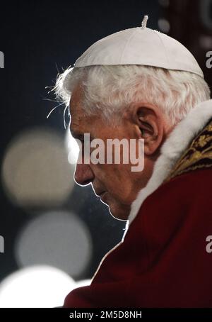 Photo du dossier - le Pape Benoît XVI mène le chemin de la Croix (via Crucis) le Vendredi Saint devant le Colisée à Rome, en Italie, sur 22 avril 2011. Le pape François a appelé à des prières pour l'ancien pape Benoît XVI, disant qu'il est « très malade ». François a fait l'appel surprise à la fin de son audience générale mercredi 28 décembre 2022. Le Vatican a plus tard déclaré que la santé du pape émérite avait « empiré » ces dernières heures et que François était allé le voir après le public. Photo par Eric Vandeville/ABACAPRESS.COM Banque D'Images